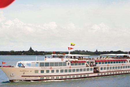 Célébration du Nouvel An sur l'Ayeyarwady